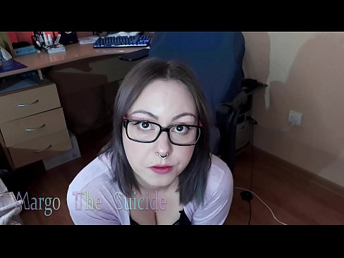 ❤️ Σέξι κορίτσι με γυαλιά πιπιλίζει Dildo βαθιά στην κάμερα ️❌ Σεξ βίντεο ❤