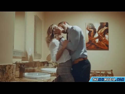 ❤️ Όταν μια πλούσια ξανθιά σε αποπλανεί σε μια δημόσια τουαλέτα ️❌ Σεξ βίντεο ❤